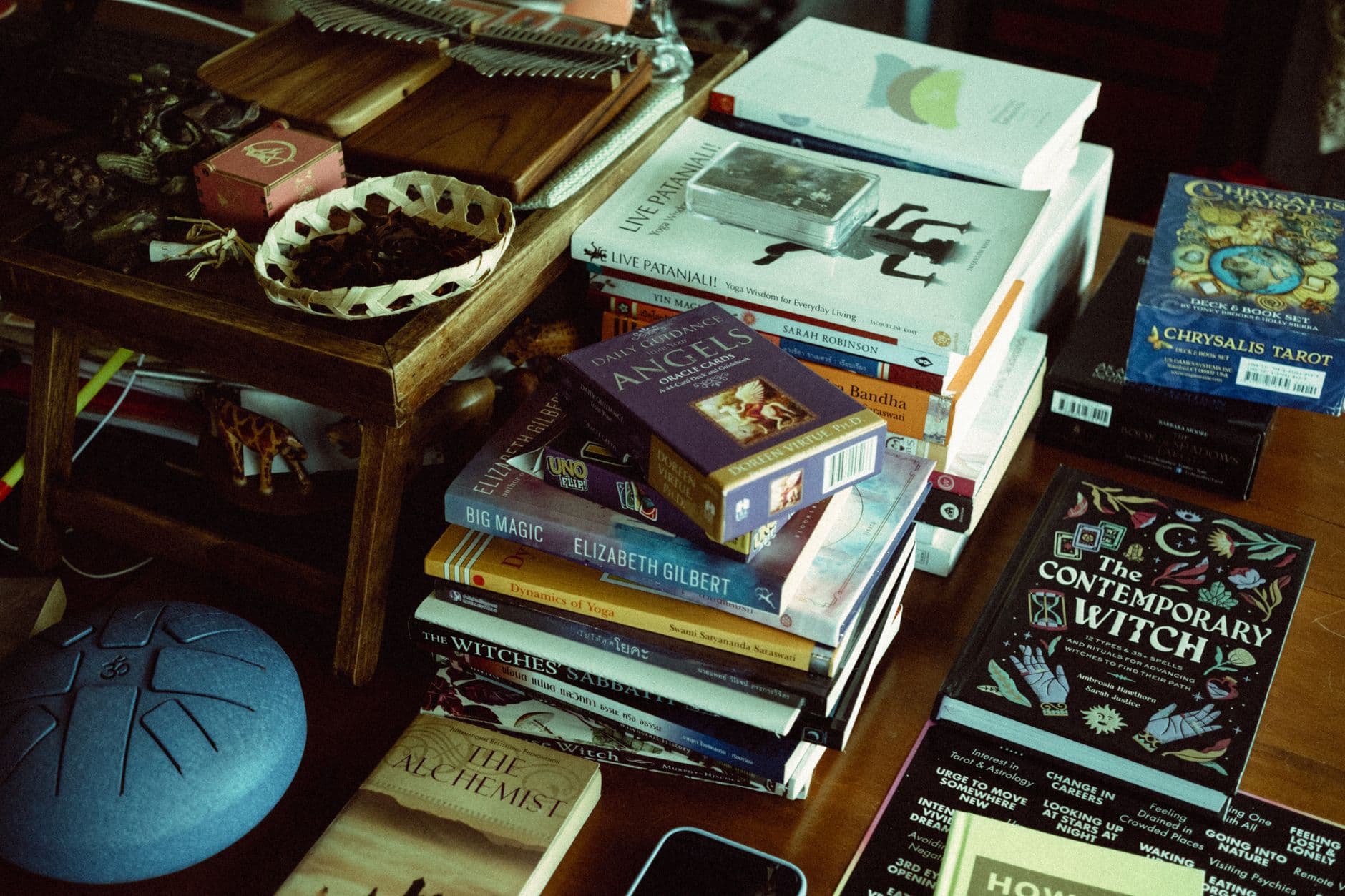 Cover image for Explaining the Psychology Behind Hoarding and Decluttering